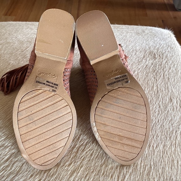 Qupid- Open Toe Booties, shooties, Chunky tassel detail, cognac color. Size 7 - Picture 5 of 7